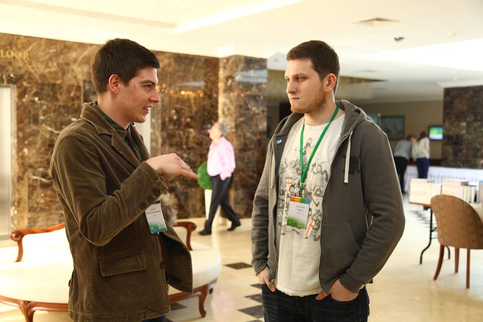 Бакеев Александр из Digital Socium общается с посетителем.