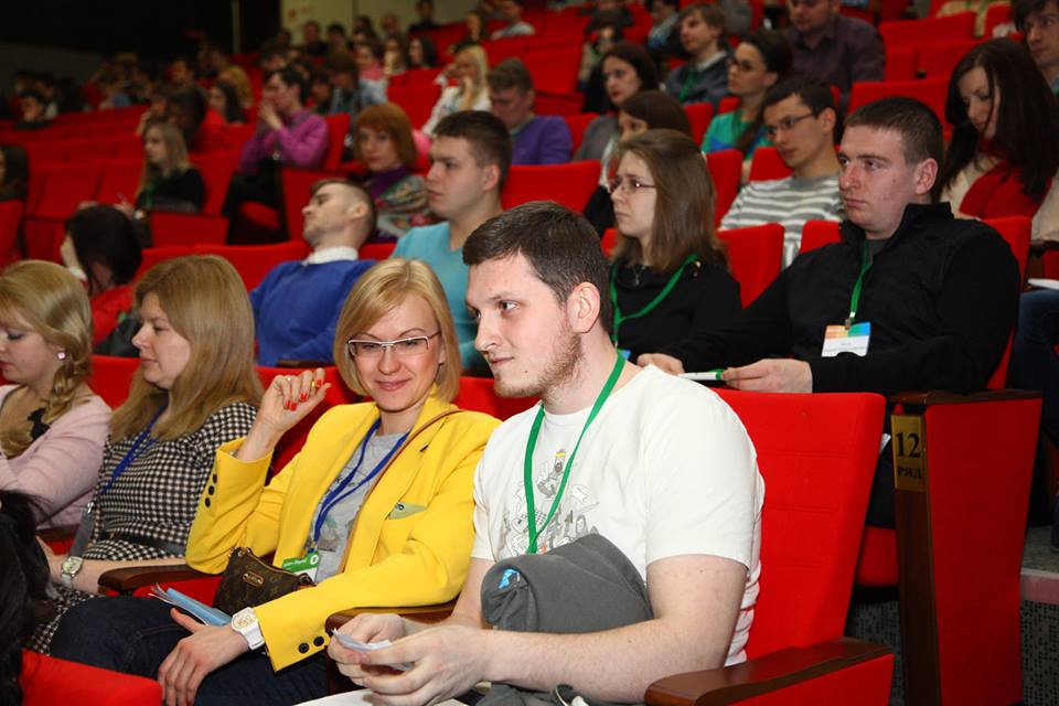 Александр Бакеев (в белой майке) рядом со Светланой Иванниковой (в очках)