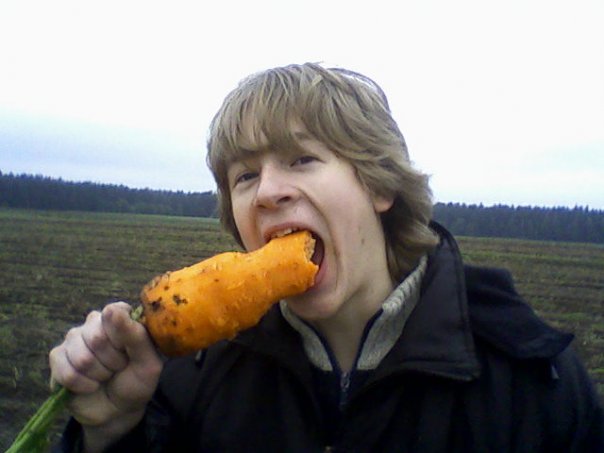 Виталий Бельский ест морков