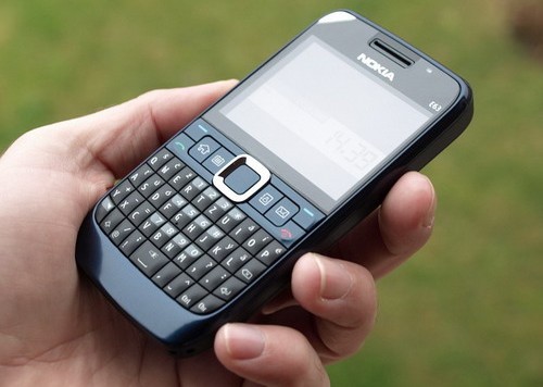 Смартфон Nokia E63 в руке
