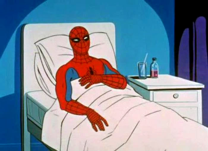 человек паук в кровати больницы